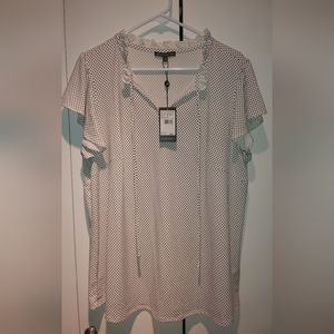 NEW Adrianna Papell short sleeve Polka dot blouse, size 1X, new with tags.